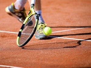 Rakiety tenisowe – co musisz wiedzieć przed zakupem? Rodzaje i parametry rakiet