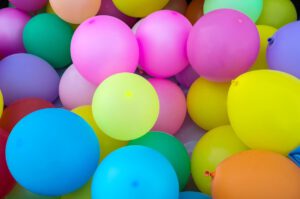 Balony z helem – pomysły na imprezowe dekoracje