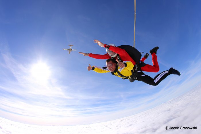 Skoki spadochronowe bez szkolenia? Poznaj skoki w tandemie!